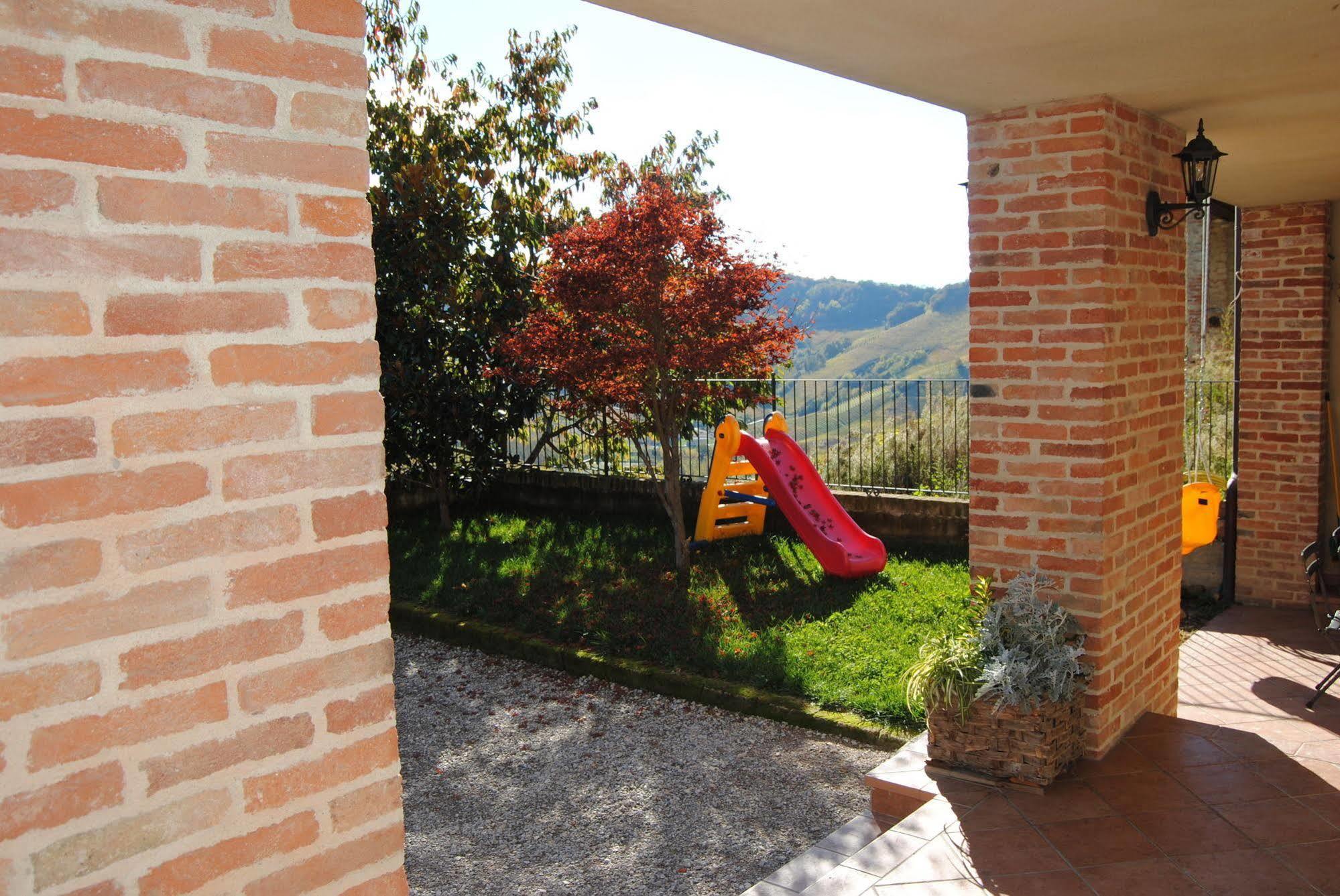 Agriturismo I Grappoli セッラルンガ・ダルバ エクステリア 写真